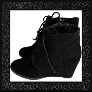 Massini Black Suede Wedge Bootie – Women’s Size 6